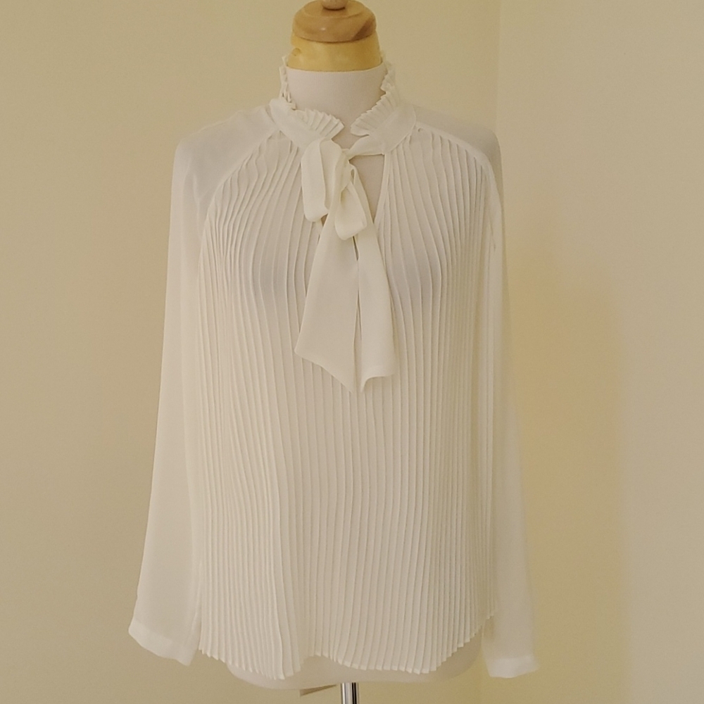 Who what wear Medium ivory pleated blouse